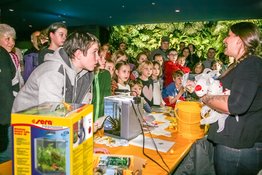 sera Stand bei der Langen Nacht im Aquarium 2016