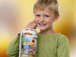 Junge mit Transporttüte
